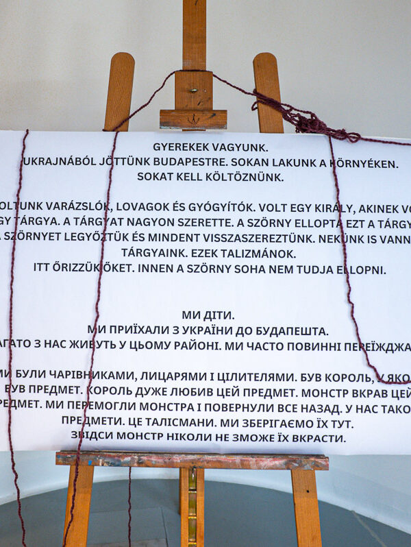 Ukrán menekült gyermekek alkotásait bemutató kiállításon jártak a Főváros munkatársai